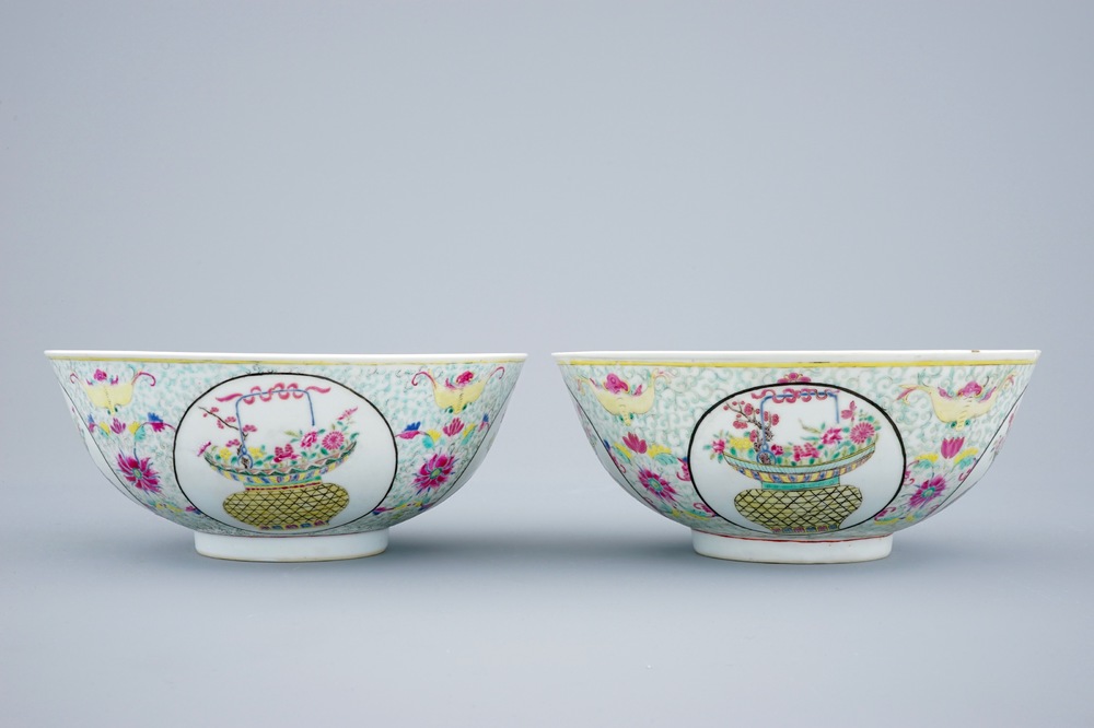 A pair of Chinese famille rose bowls with phoenixes and flower baskets, 19th C.