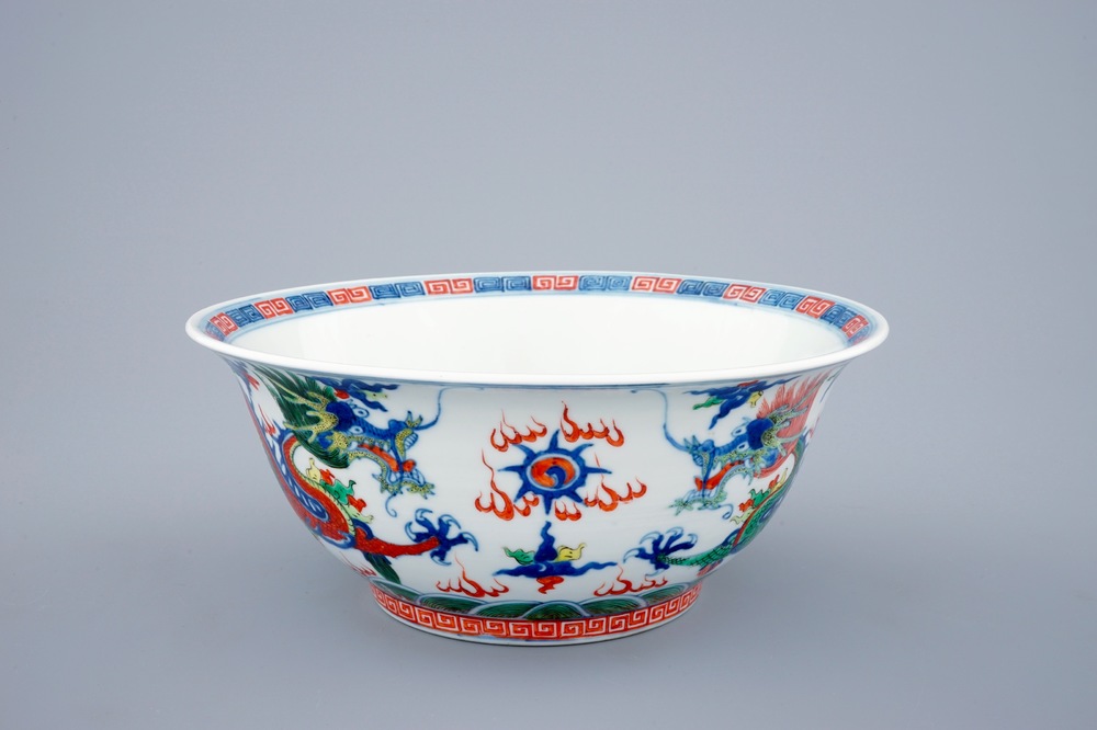 Een grote Chinese wucai drakenkom, 19e eeuw