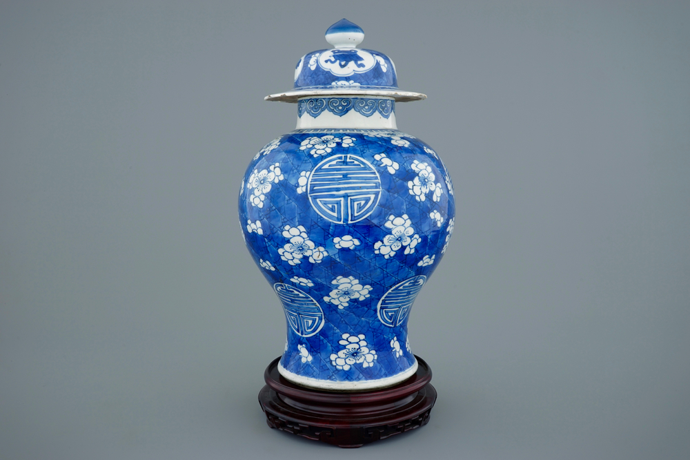 Een Chinese blauw-witte "Shou" karakter dekselvaas, Kangxi