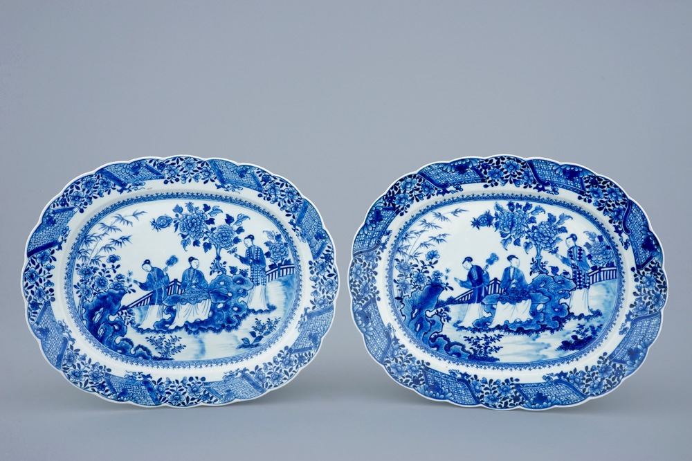Une paire de grands plats ovales en porcelaine de Chine bleu et blanc, Qianlong, 18&egrave;me