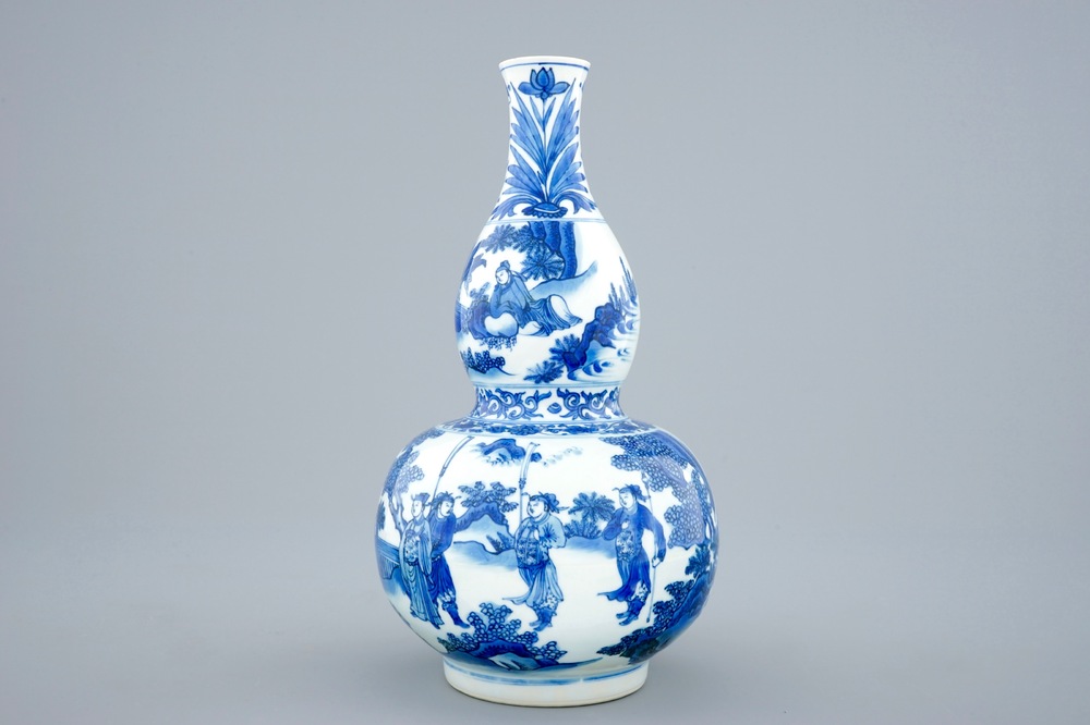 Un vase de forme double gourde en porcelaine de Chine bleu et blanc, &eacute;poque Transition, 1620-1683