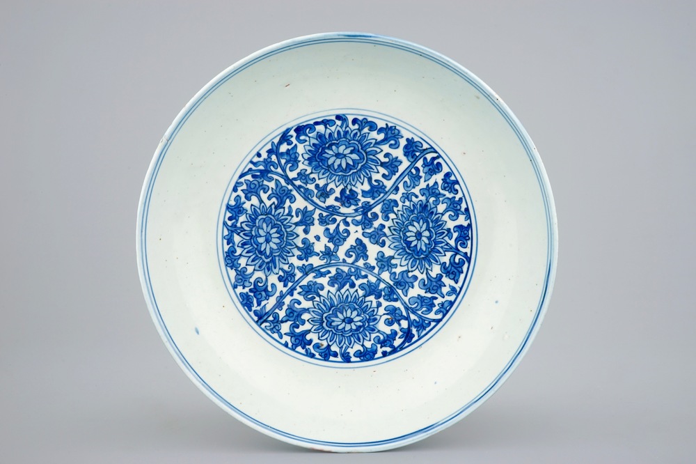 Un plat aux fleurs de lotus en porcelaine de Chine bleu et blanc, Dynastie Ming, marque et p&eacute;riode de Wanli (1573-1619)