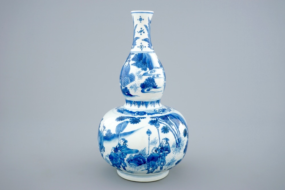 Een Chinese blauw-witte dubbele gourde vaas, Transitie periode, 1620-1683
