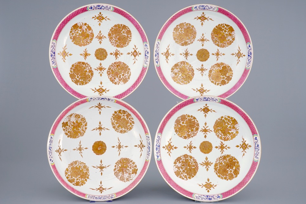 Een set van 4 grote Chinese famille rose schotels, Qianlong, 18e eeuw