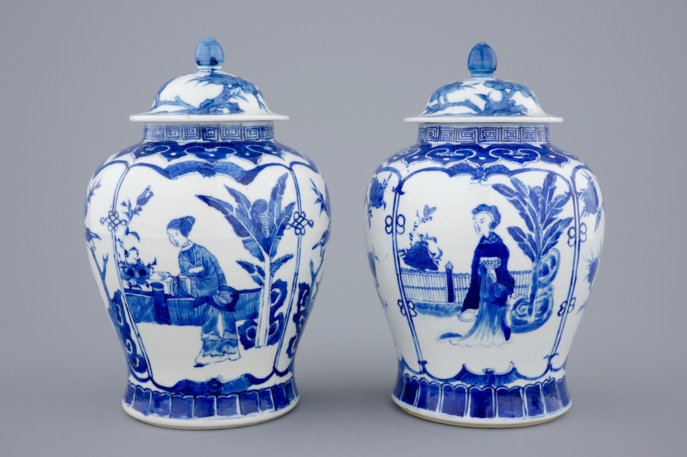 Een paar Chinese dekselvazen met lange Lijzen, 19e eeuw