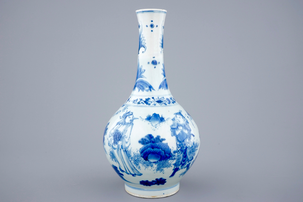 Un vase de forme bouteille en porcelaine de Chine bleu et blanc, &eacute;poque Transition, 1620-1683