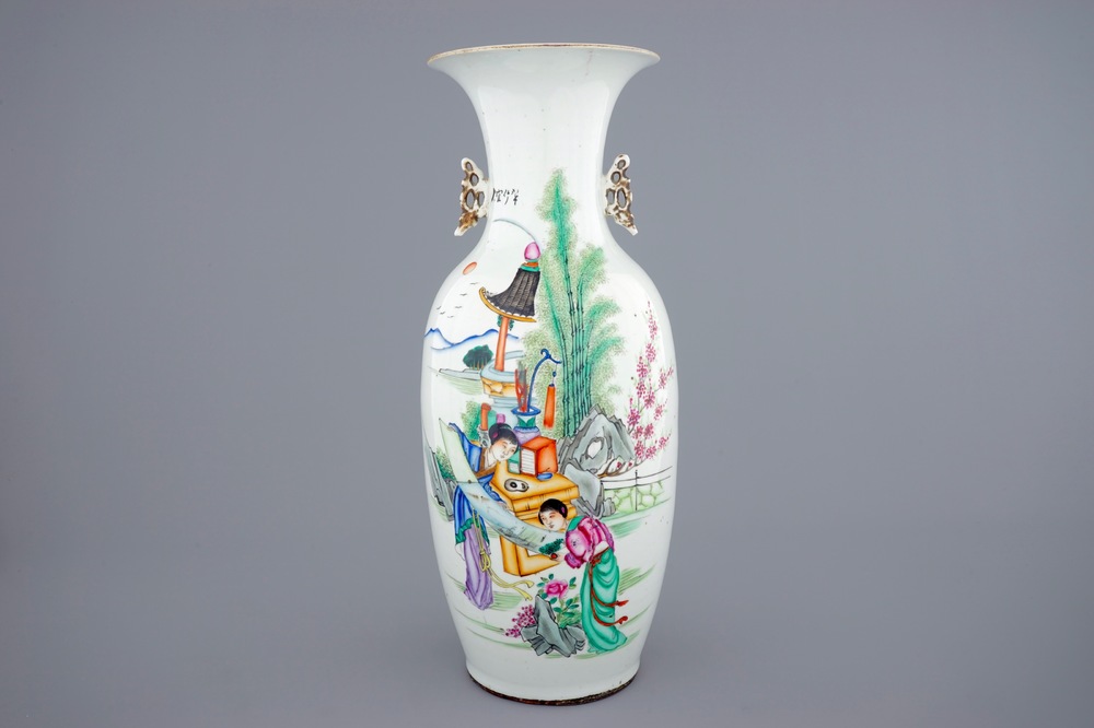 Un vase en porcelaine de Chine famille rose, 19/20&egrave;me
