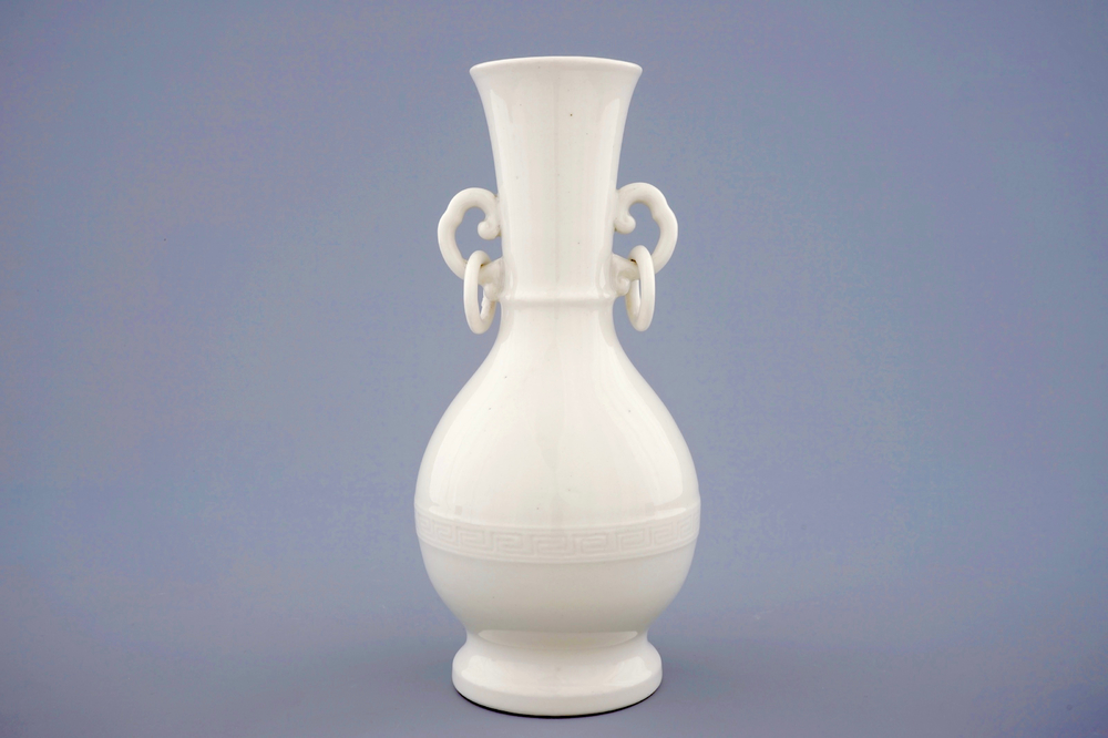 Een monochrome blanc de Chine vaas met onderglazuur decor, Kangxi