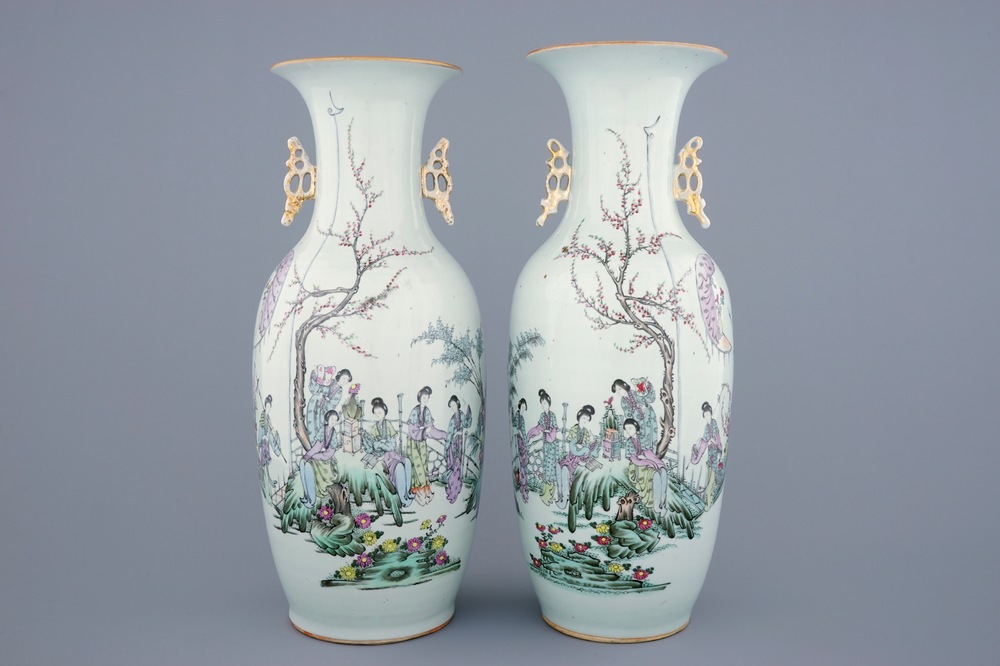 A pair of Chinese famille rose vases with ladies in a garden, 19/20th C.