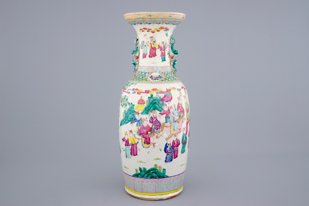 Een grote Chinese famille rose vaas met decor van ruiters, 19e eeuw