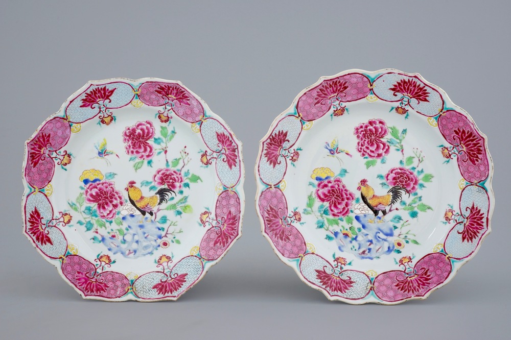 Een paar Chinese bloemvormige borden met hanen, Yongzheng, 1723-1735