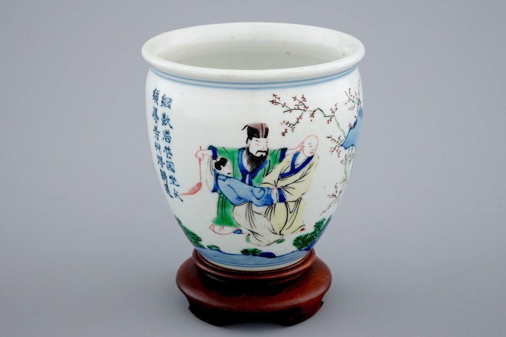 Een Chinese wucai penseelpot op houten sokkel, Transitie periode, 1620-1683