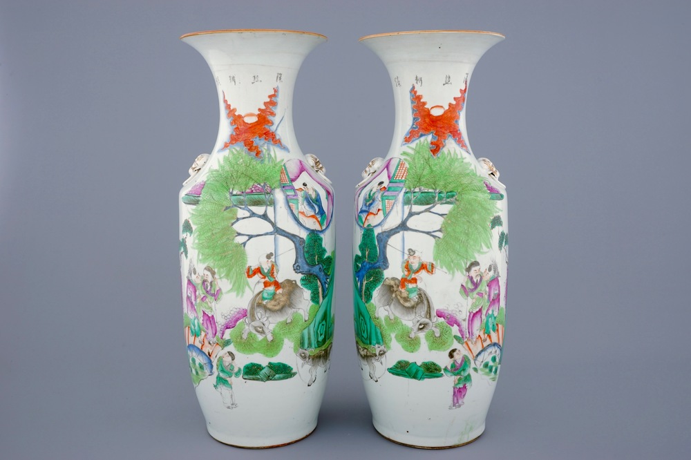 Une paire de vases en porcelaine de Chine famille rose, 19/20&egrave;me