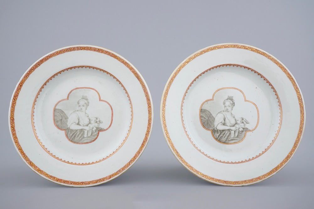 Een paar Chinese grisaille borden met moeder en kind, Qianlong, 18e eeuw