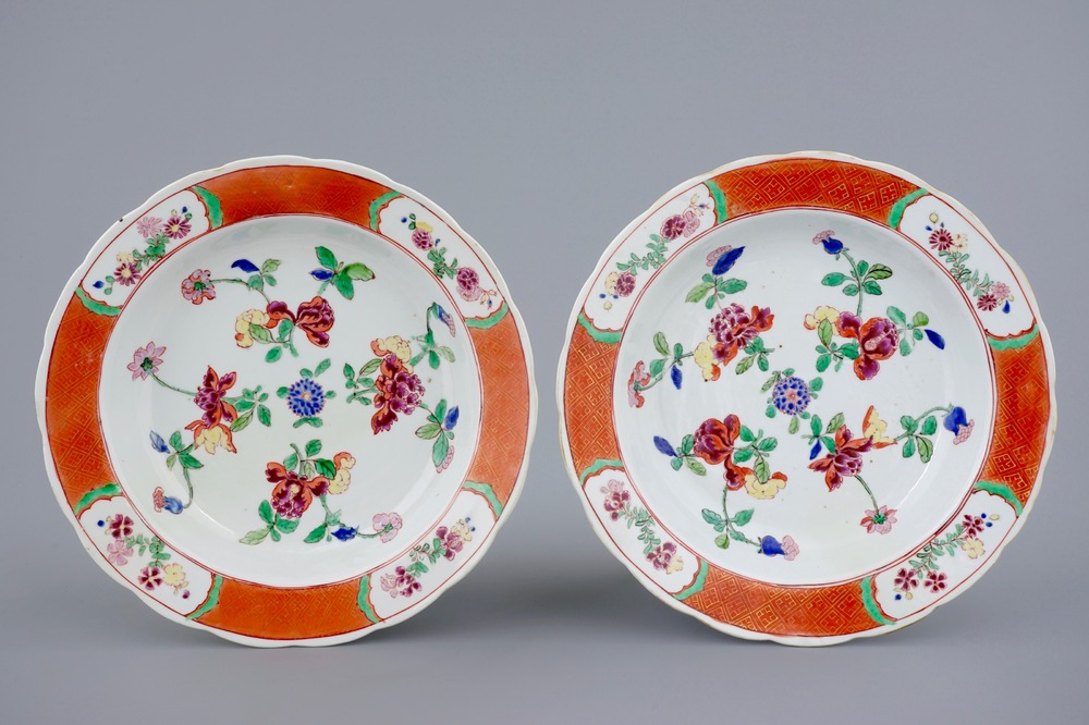A pair of large Chinese famille rose plates with floral designs, Qianlong, 18th C.
