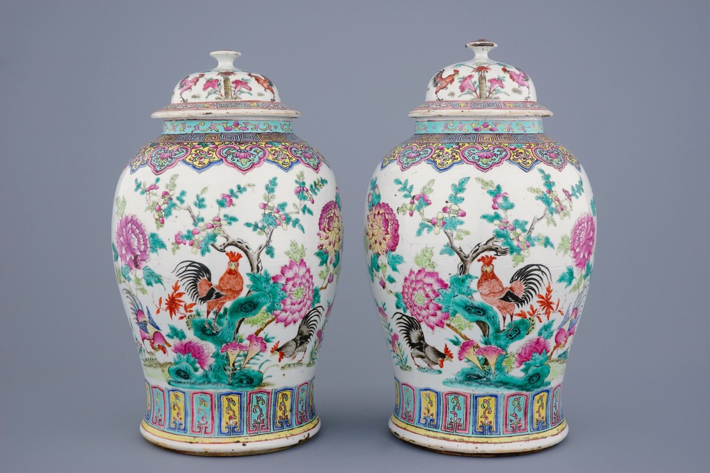 Een paar Chinese famille rose dekselvazen met decor van hanen, 19e eeuw