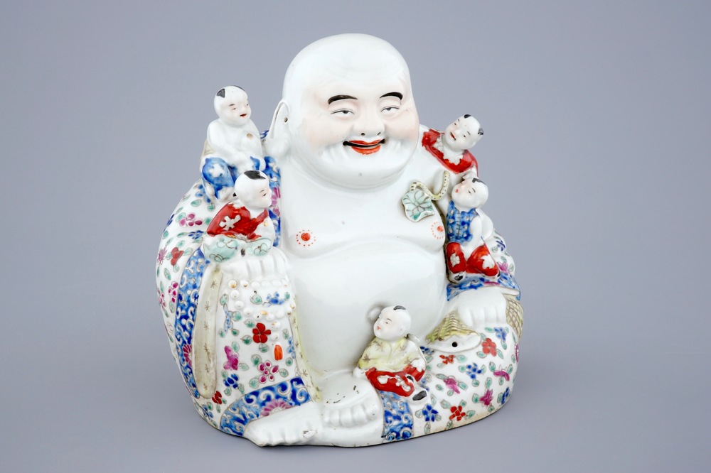 A large Chinese famille rose porcelain Buddha, 19/20th C.