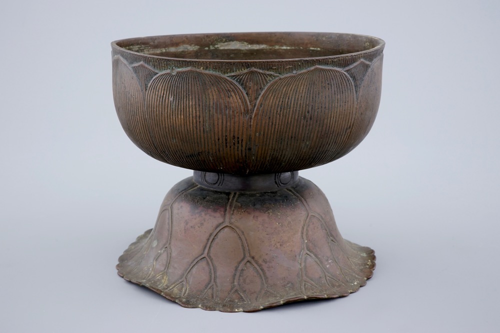 Een Chinese bronzen coupe in de vorm van een lotusbloem, vroege Qing Dynastie