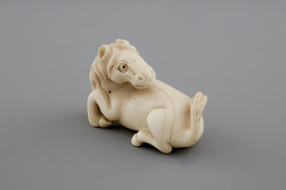 Un netsuke sign&eacute; en ivoire en forme d'un cheval, Japon, 19&egrave;me