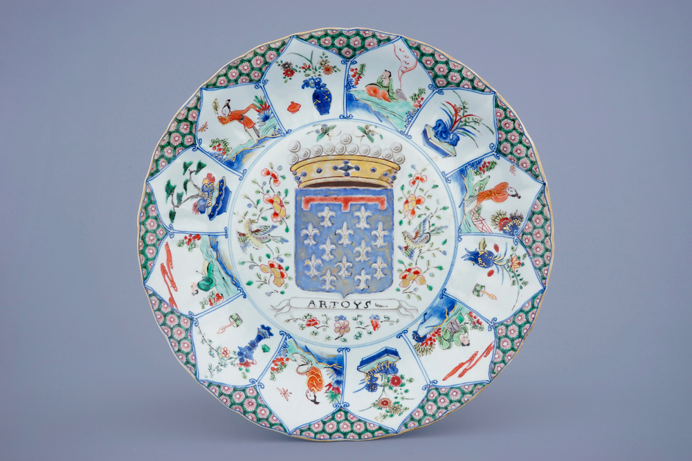 Een grote Chinese famille verte schotel met het wapen van Artoys, Kangxi/Yongzheng, ca. 1720