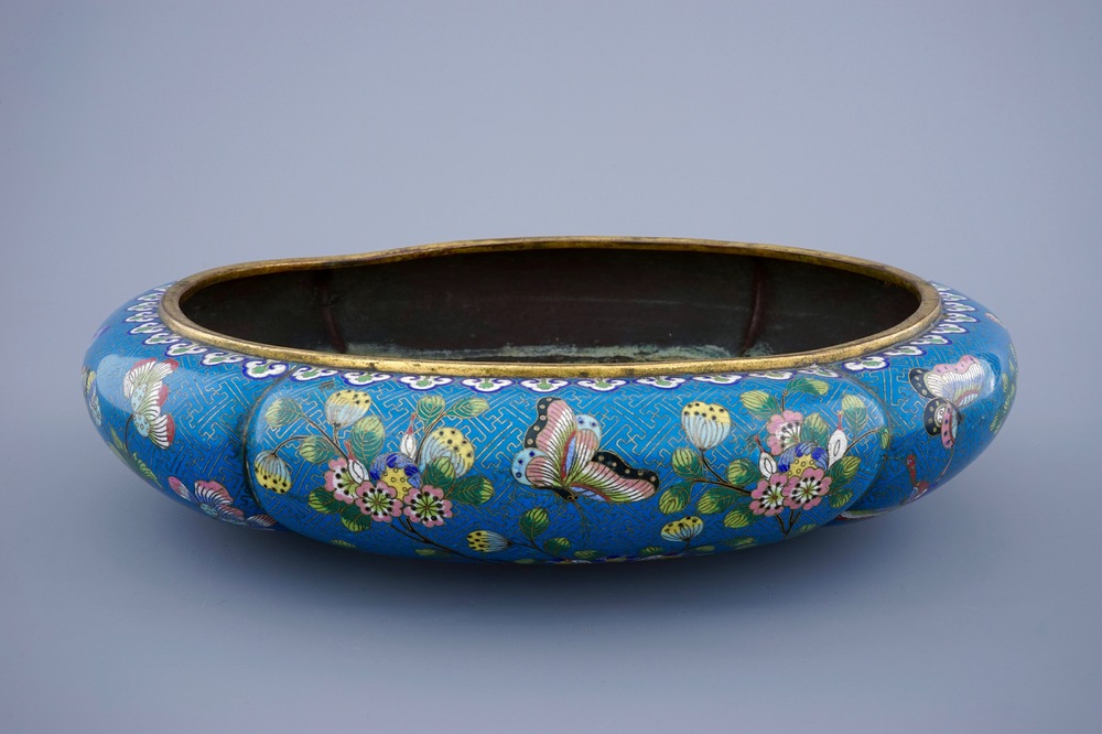 A Chinese cloisonn&eacute; shallow oval basin, 19th C.