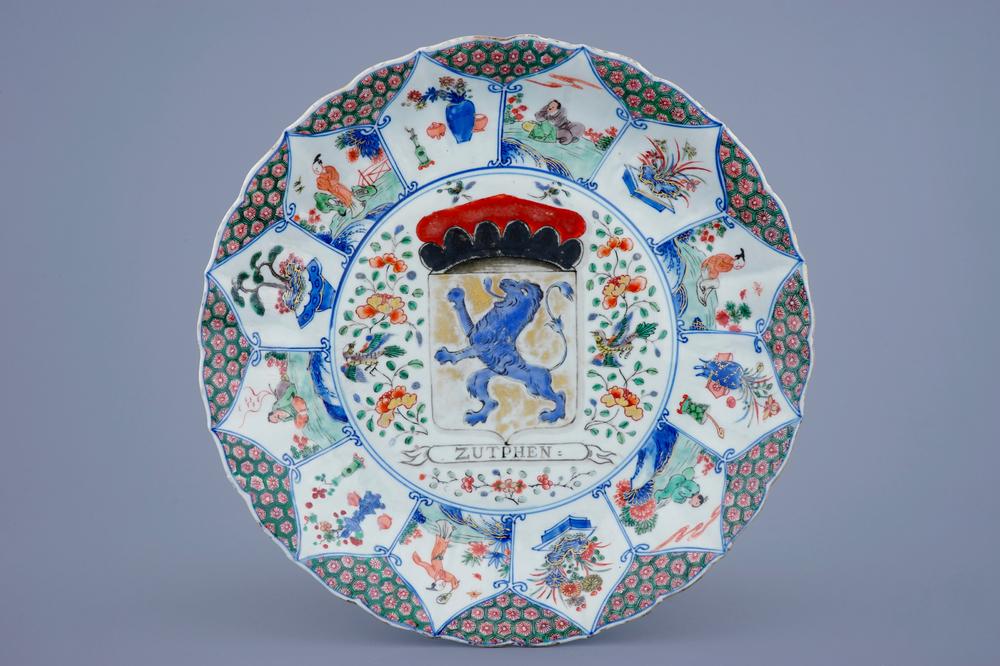 Een grote Chinese famille verte schotel met het wapen van Zutphen, Kangxi/Yongzheng, ca. 1720