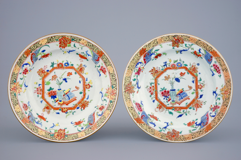 Een paar Chinese famille jaune borden, Yongzheng/Qianlong, 18e eeuw