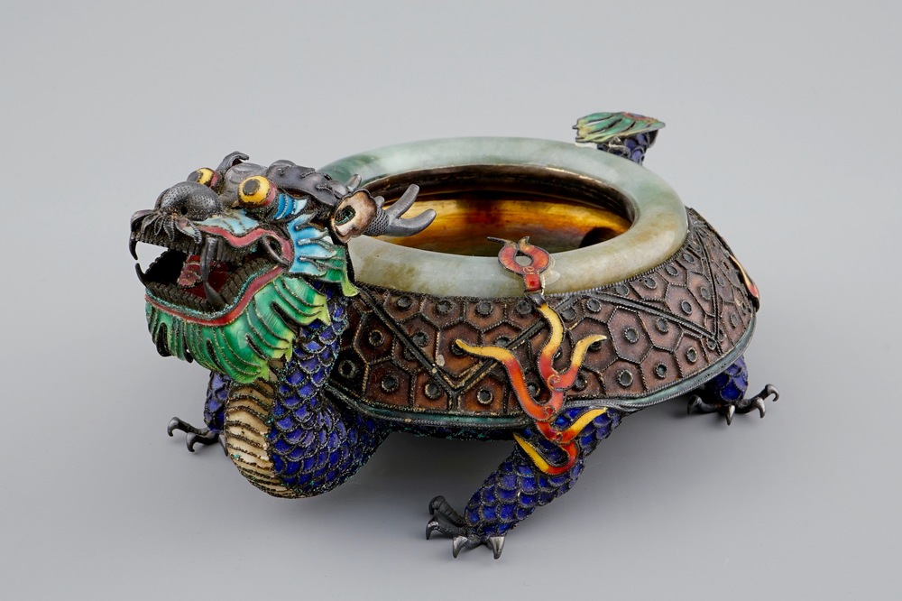 Un br&ucirc;le-parfum en argent &eacute;maill&eacute; et jade en forme de dragon, Chine, 19/20&egrave;me