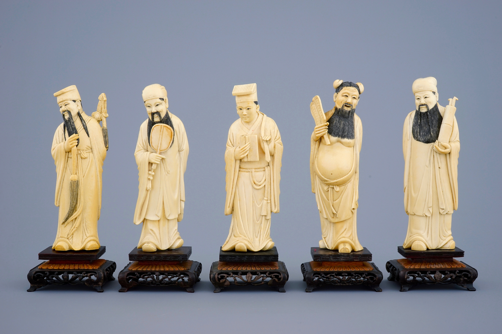 Un lot de 5 immortels en ivoire sculpt&eacute; sur socles en bois, 19&egrave;me
