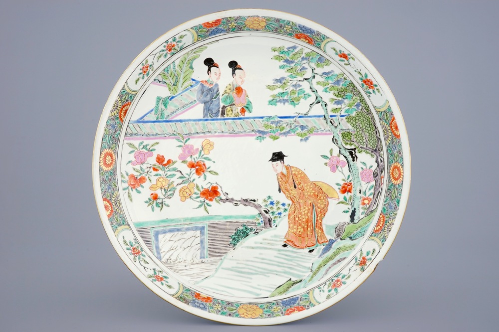 Een grote Chinese famille rose schotel met figuren in een tuin, Kangxi/Yongzheng, begin 18e eeuw