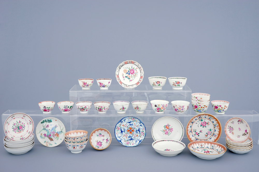 Een lot van 21 Chinese famille rose koppen en 20 schotels, 18/19e eeuw