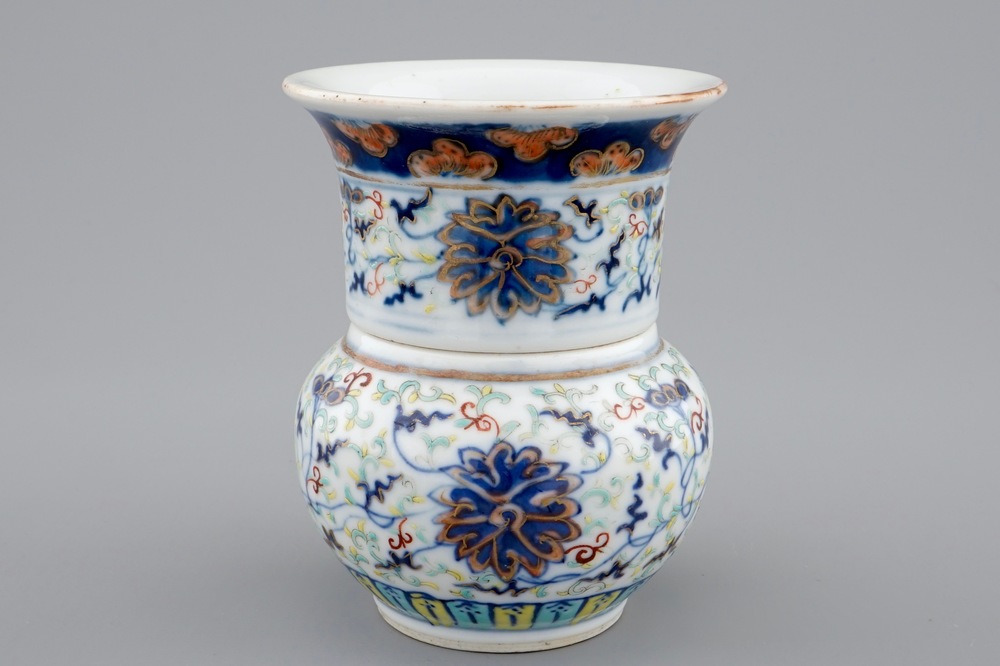 Een twee-delig Chinees doucai vaasje met decor van lotus scrolls, 19/20e eeuw