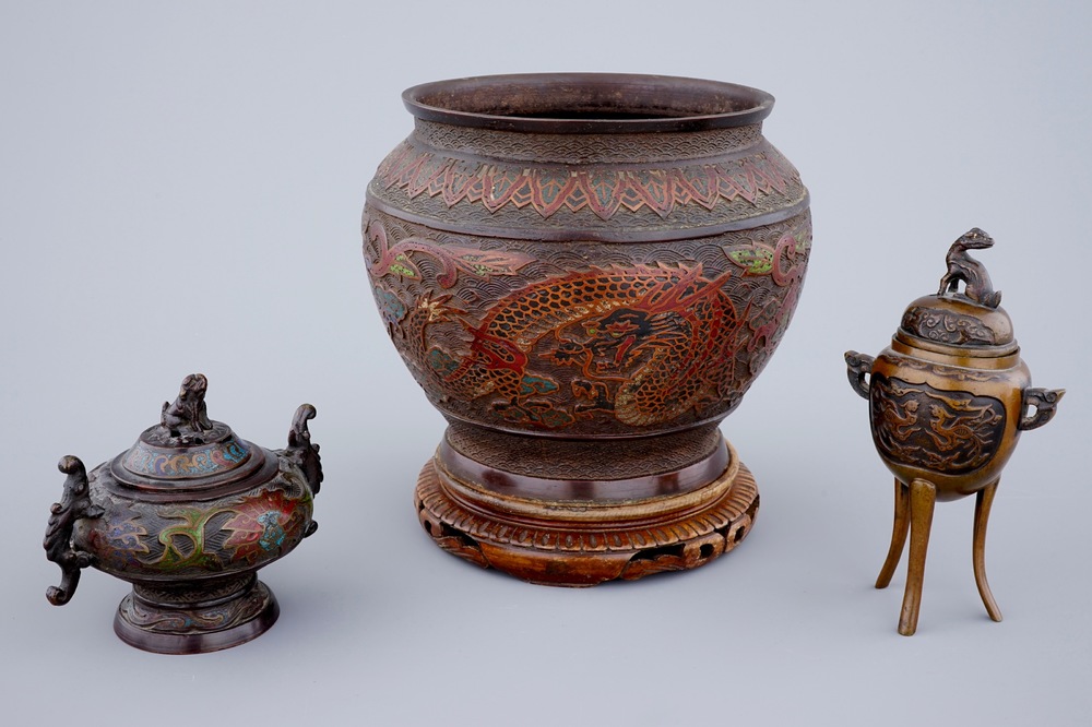 Deux br&ucirc;le-parfums et une jardini&egrave;re en cloisonn&eacute;, Chine, 19/20&egrave;me