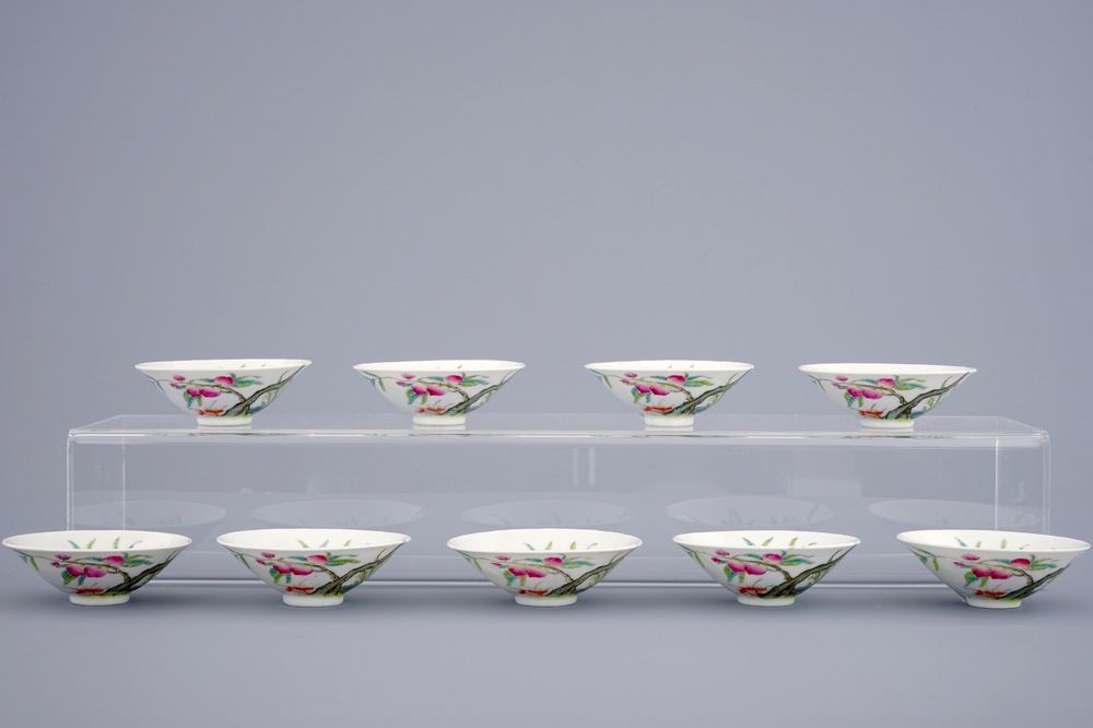 Een set van 9 Chinese famille rose kommetjes met perzikendecor, Guangxu merk en periode