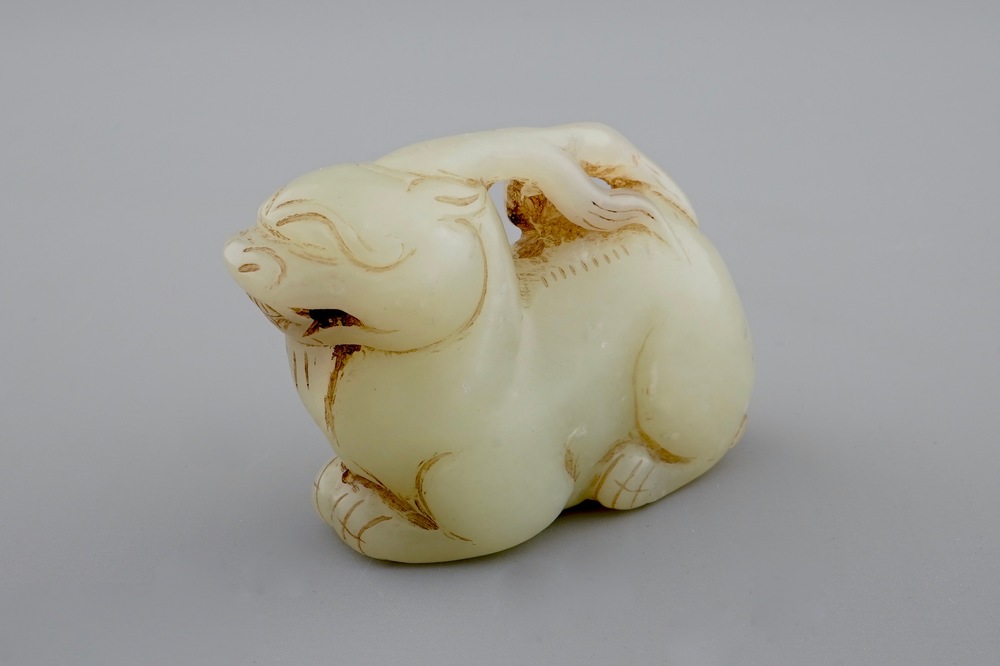 Een Chinees celadon jade snijwerk van een mythologisch hert, 18/19e eeuw