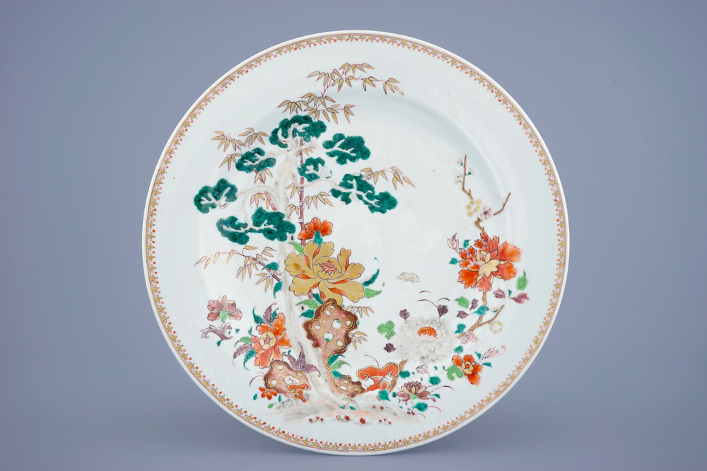 Een grote Chinese rose-verte schotel met floraal decor, Qianlong, 18e eeuw