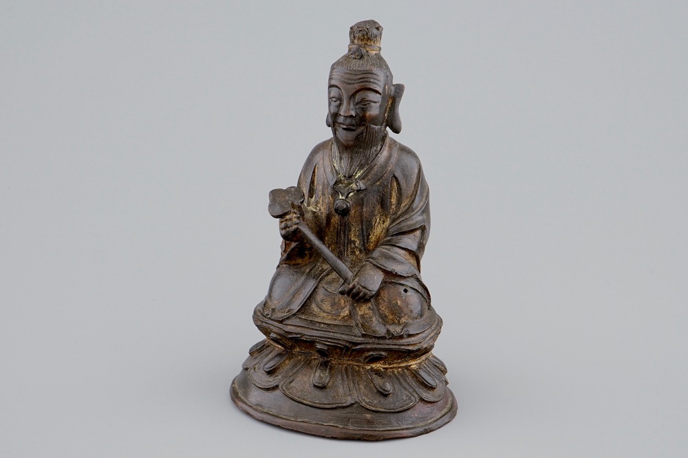 Un mod&egrave;le d'un sage assis au sceptre ruyi en bronze, Chine, Dynastie Ming