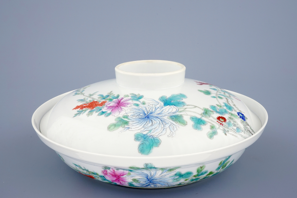 Un bol et son couvercle en porcelaine de Chine famille rose, marque de Jurentang, R&eacute;publique (1912-1949)