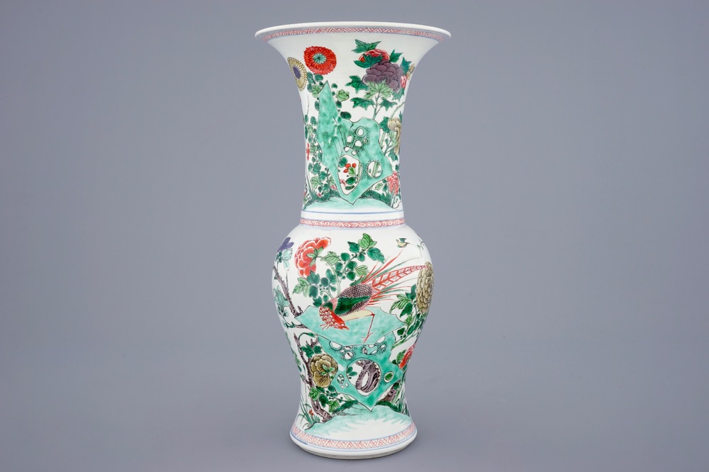 Un vase en porcelaine de Chine famille verte aux fleurs et oiseaux, Kangxi