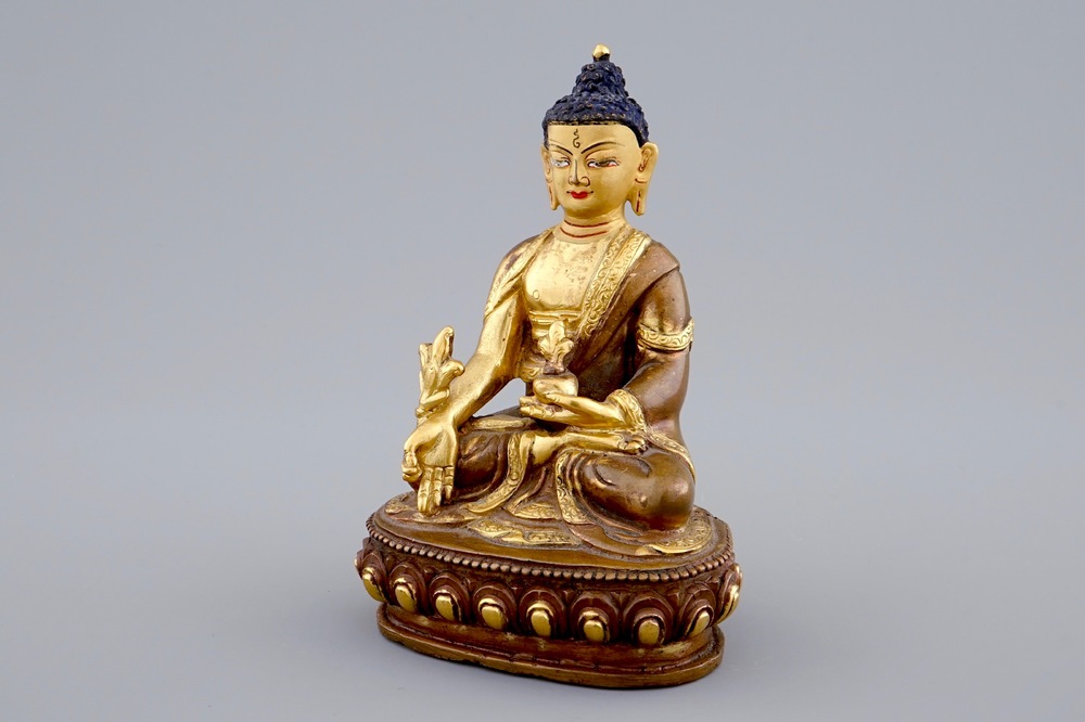 Een Sino-Tibetaanse bronzen figuur van Boeddha, 19/20e eeuw