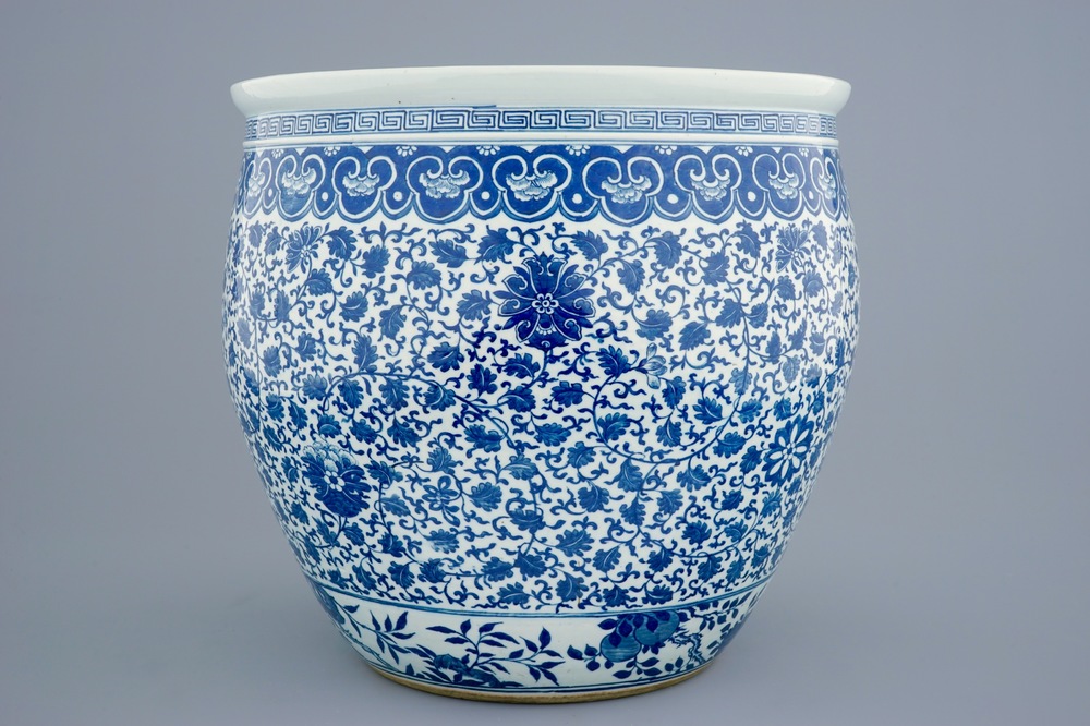 Un aquarium en porcelaine de Chine bleu et blanc &agrave; d&eacute;cor de fleurs, 19&egrave;me
