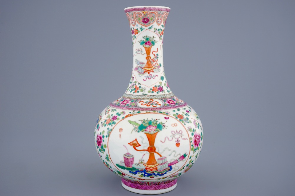 Un vase de forme bouteille en porcelaine de Chine famille rose, 19/20&egrave;m