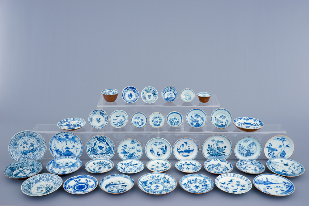 Un lot de 13 tasses et 29 soucoupes en porcelaine de Chine bleu et blanc sur fond brun capucin, 18/19&egrave;me