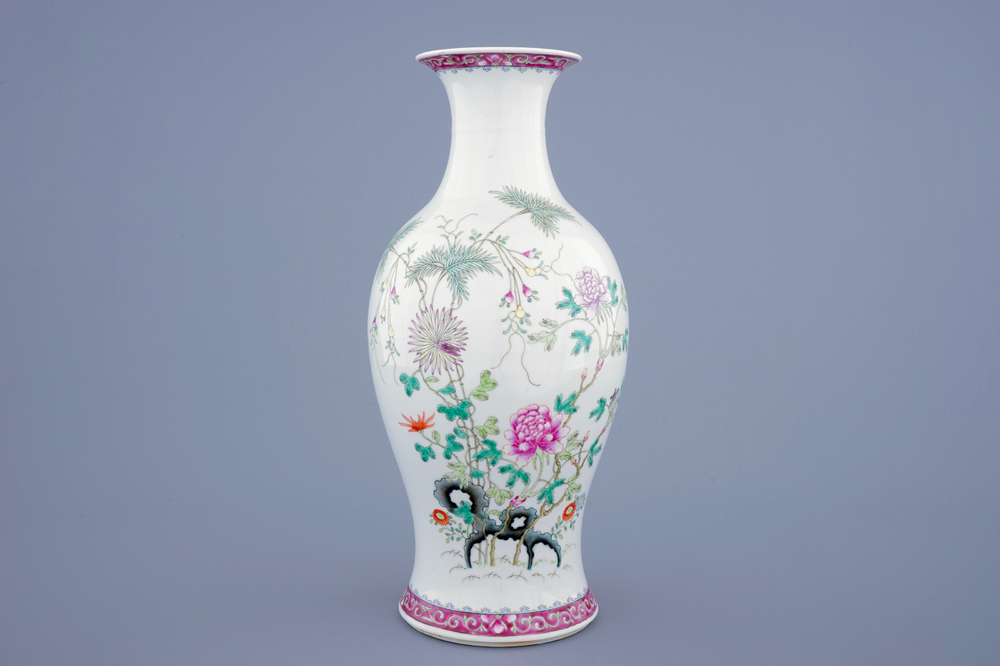 A fine Chinese famille rose vase with floral design, 19/20th C.