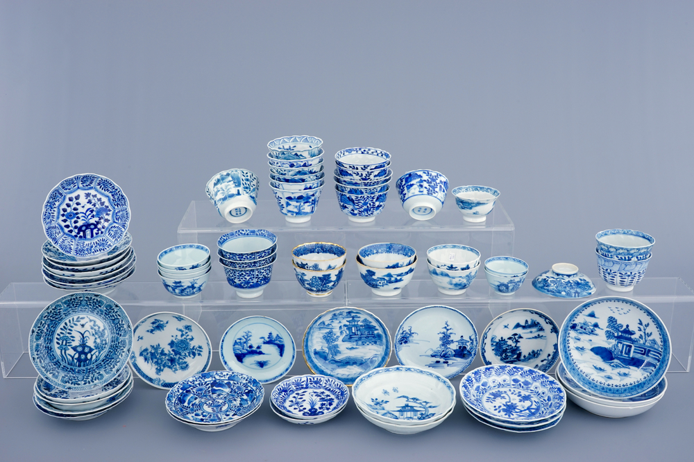 Een groot lot van 31 blauw-witte Chinese koppen en 30 schotels, 18/19e eeuw