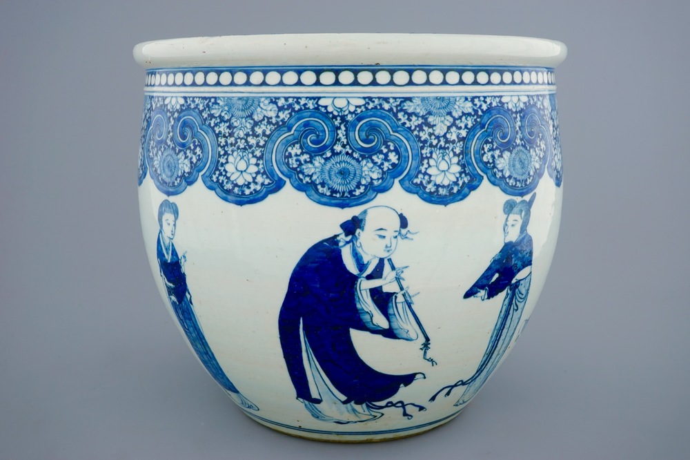 A Chinese blue and white fish bowl with large figures, 18/19th C.