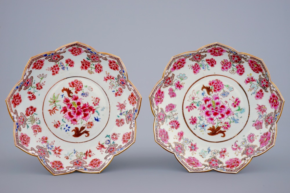 Een paar Chinese famille rose lotusvormige borden met bloemdecor, Qianlong, 18e eeuw