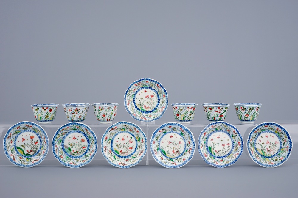 Een lot van 6 Chinese famille verte koppen en 7 schotels met decor van hanen, Kangxi