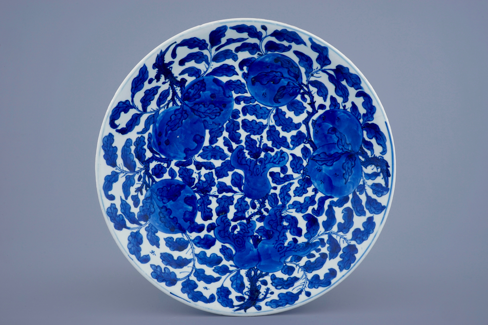 Een Chinese blauw-witte schotel met vruchten in gebladerte, Kangxi