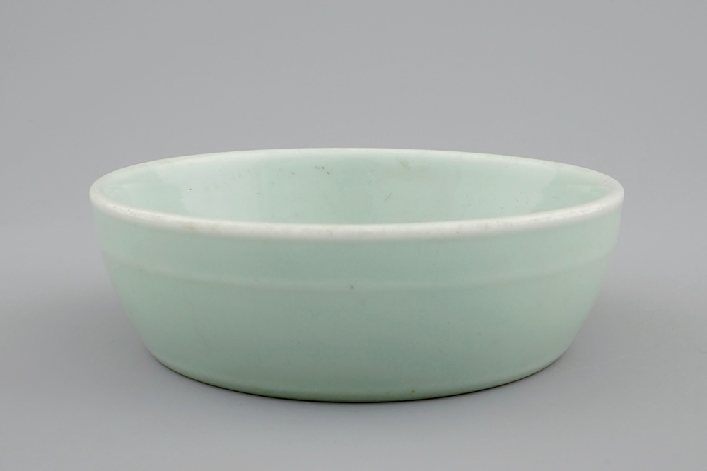 Een Chinese celadon penselenwasser, Qianlong merk en periode
